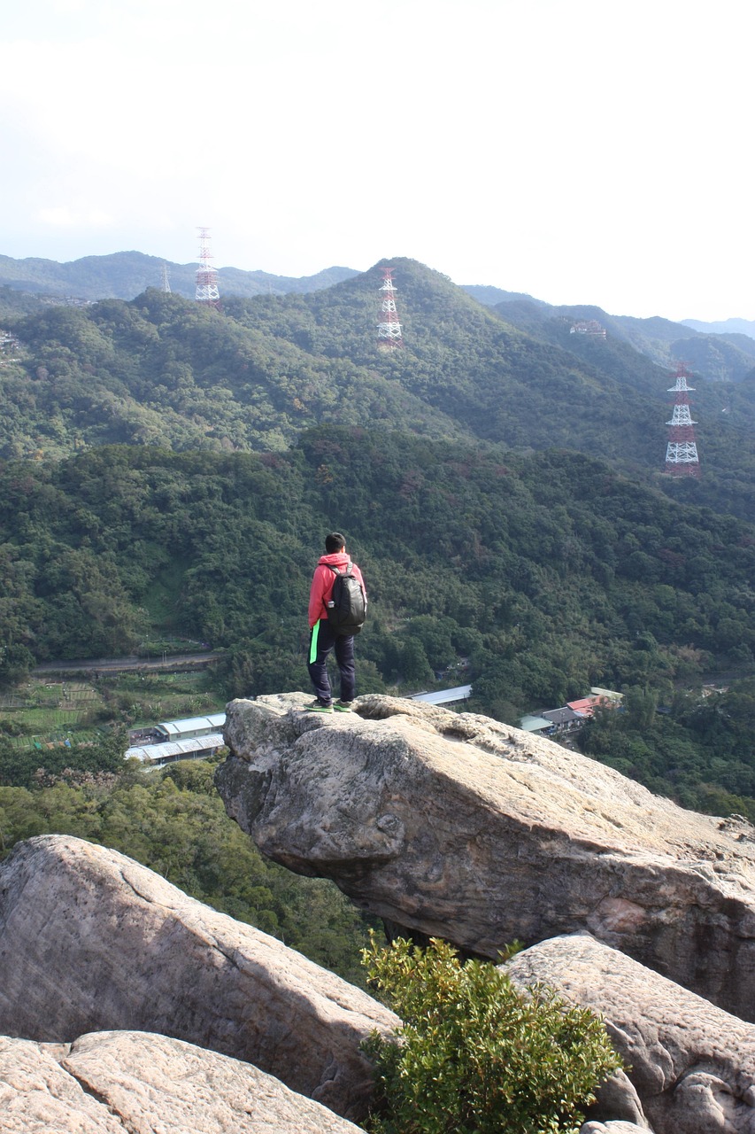 挑战自然极限，华山登山大赛壮丽之旅