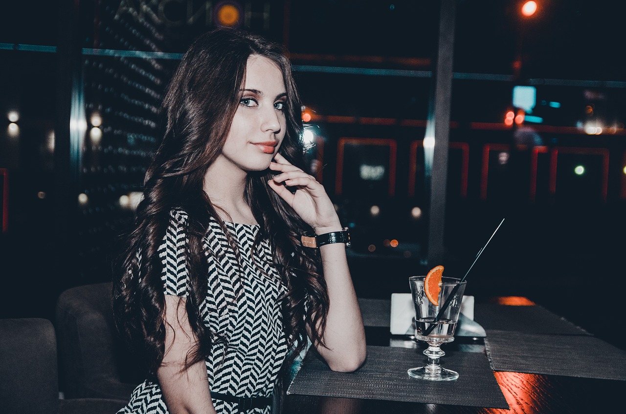 欧阳娜娜机场最新时尚照,青春活力的偶像魅力展现