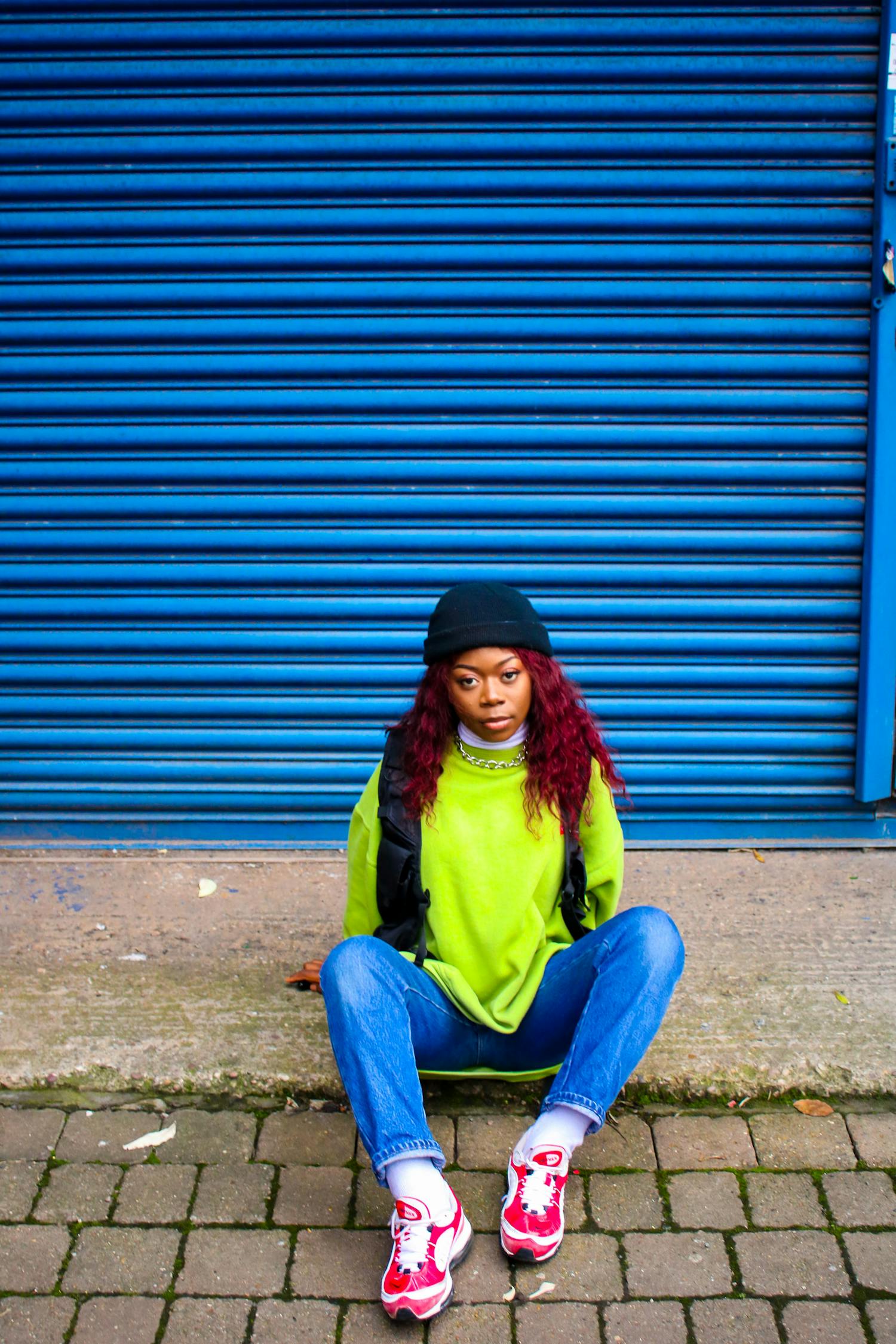 时尚与传统交融,民族风女装绣花新款亮相街头潮流前线