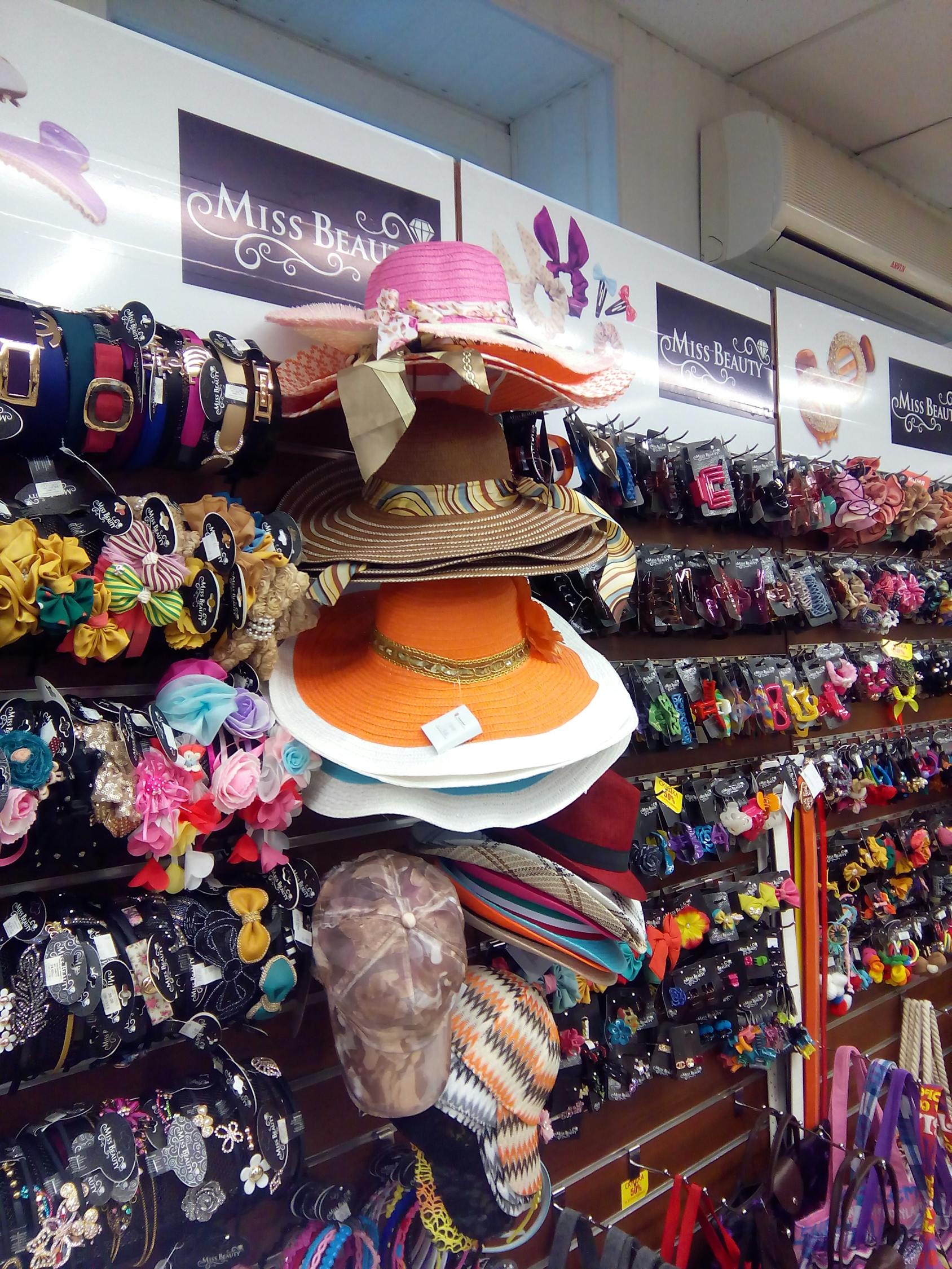 时尚与传统交融,民族风女装绣花新款亮相街头潮流前线