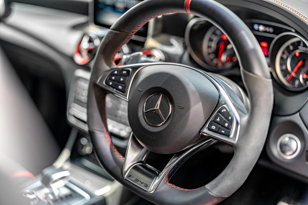 奔驰E300新款精工引领豪华轿车新风尚