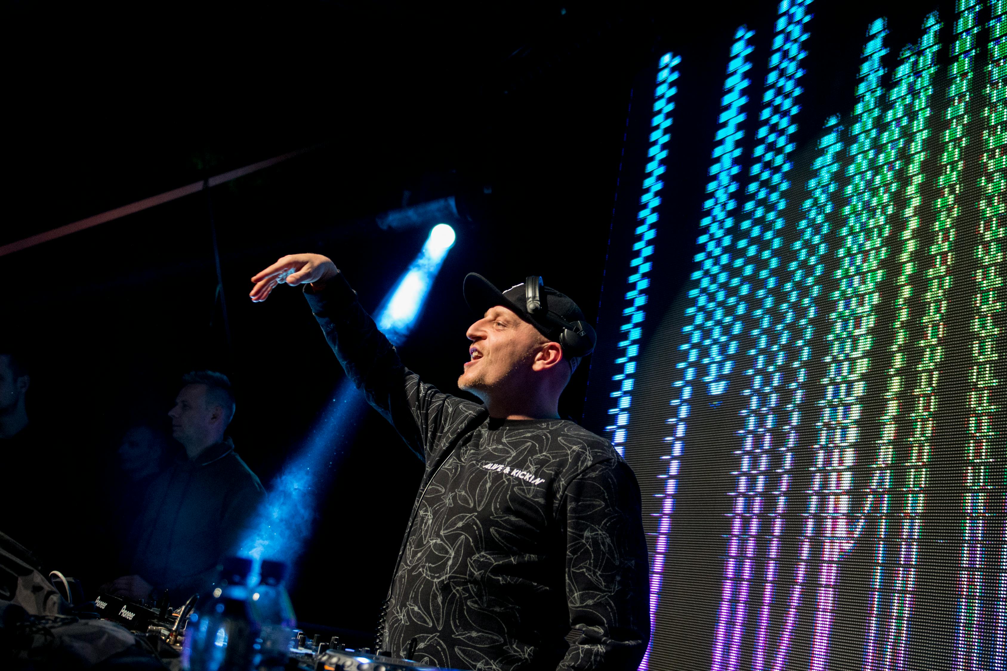 沈阳电视台英娜,荧屏杰出主持人简介