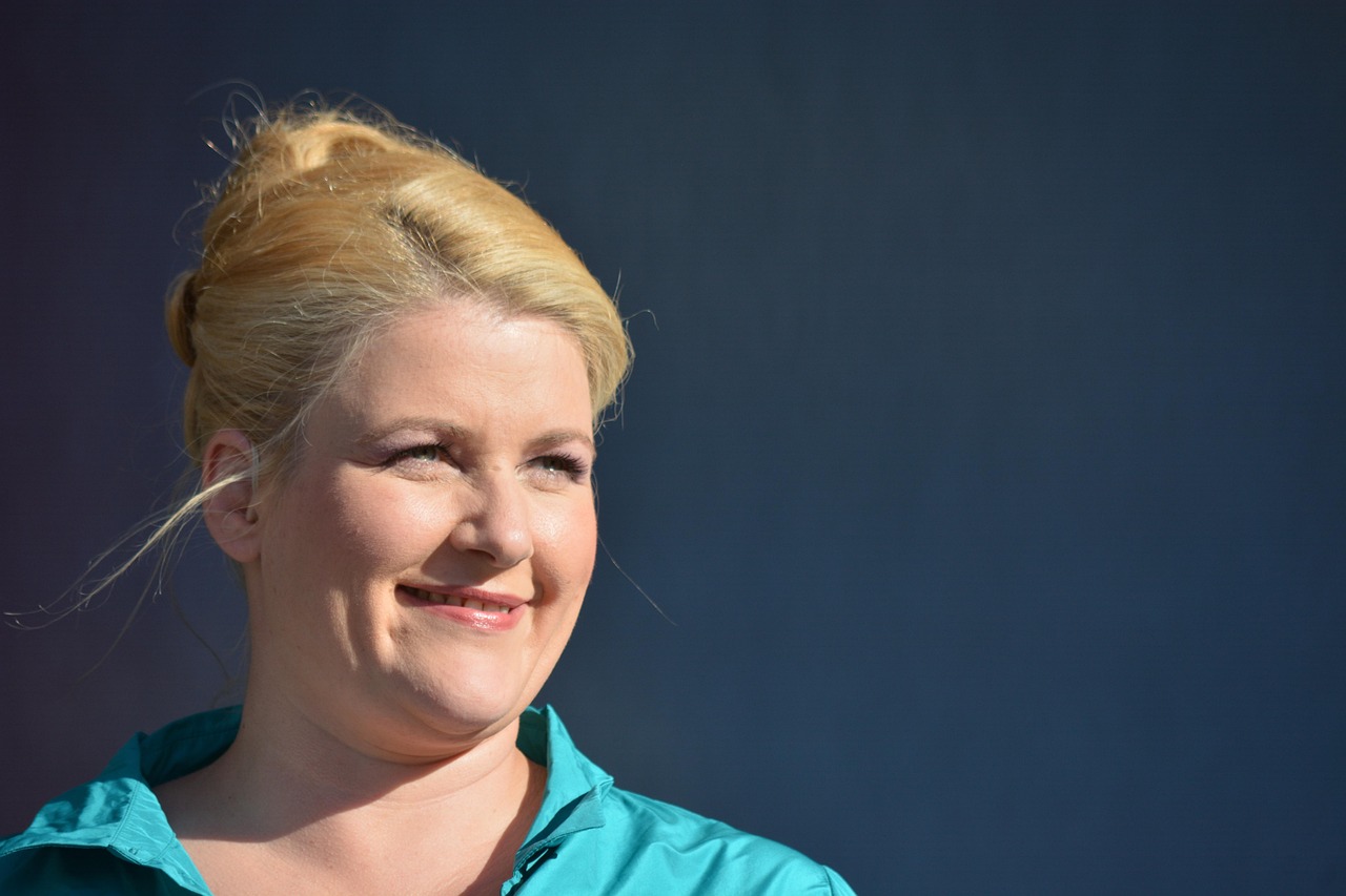 沈阳电视台英娜,荧屏杰出主持人简介