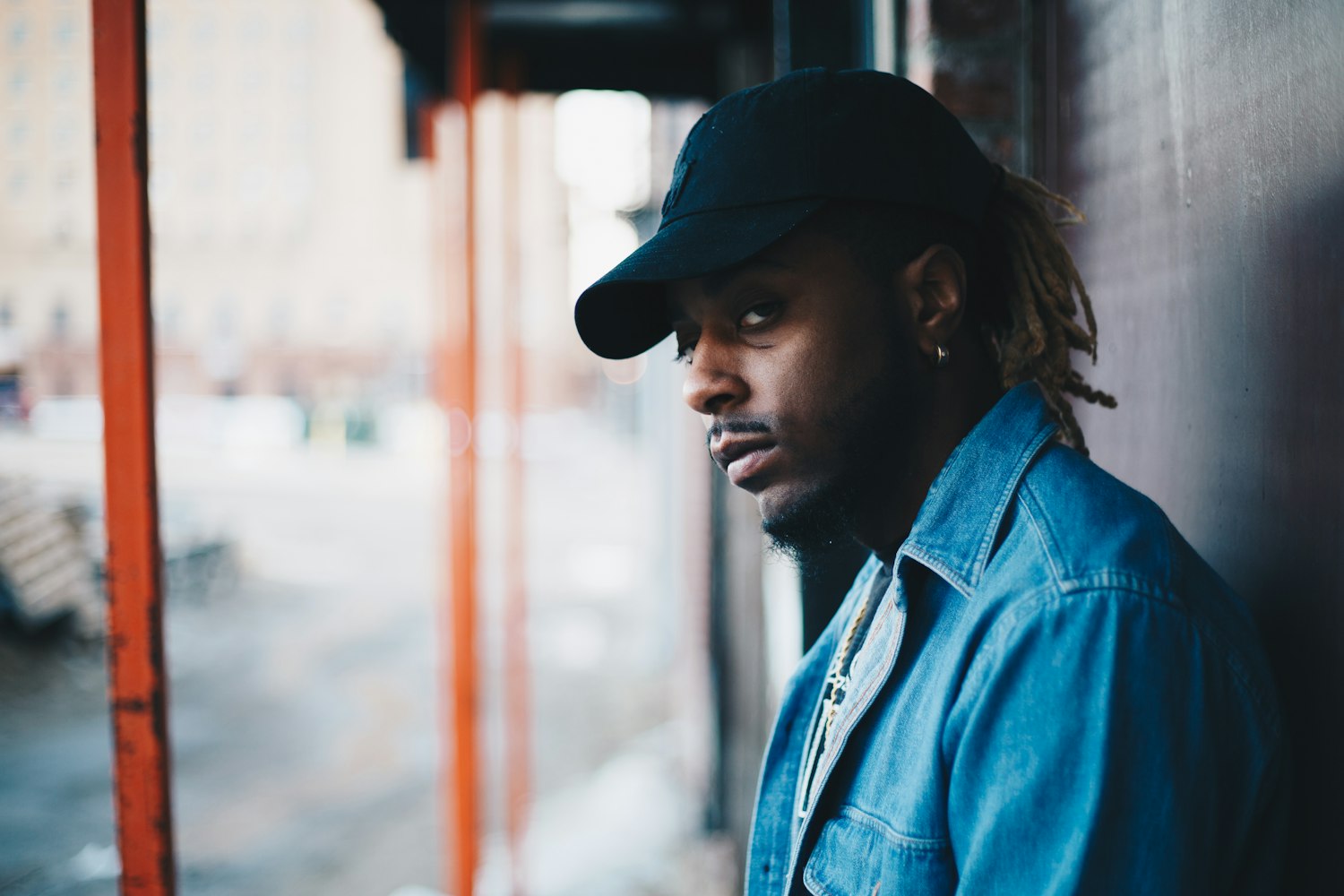 薛之谦最新时尚图片展现音乐才子风采的魅力瞬间