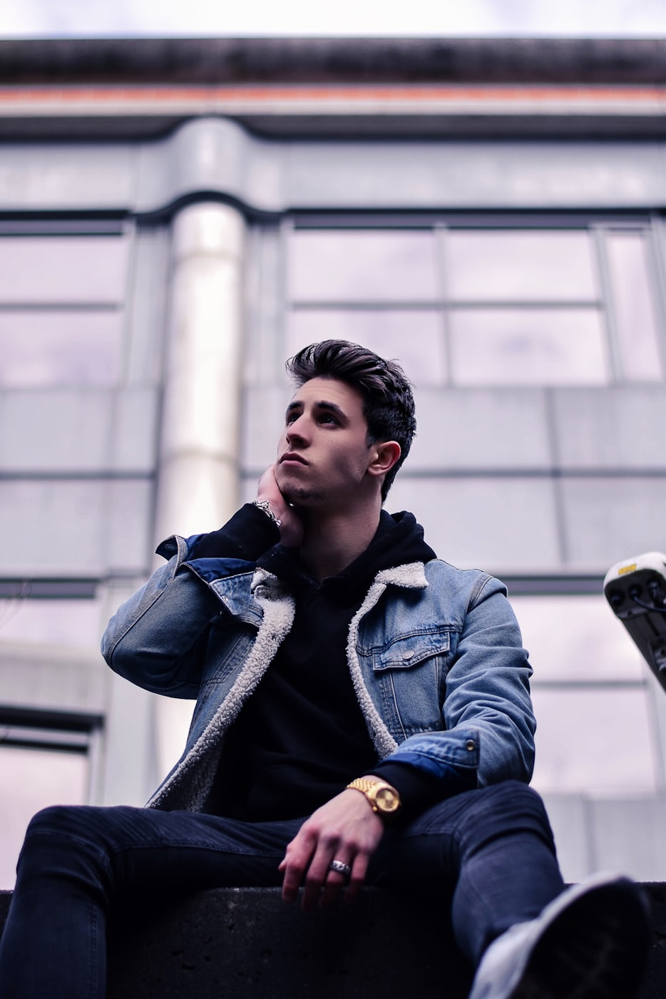 薛之谦最新时尚图片展现音乐才子风采的魅力瞬间