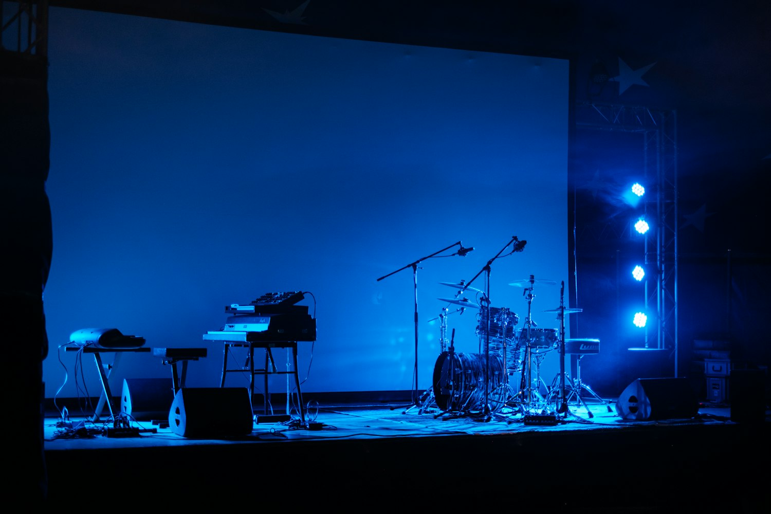 薛之谦演员现场版,舞台魅力与音乐激情的完美交融