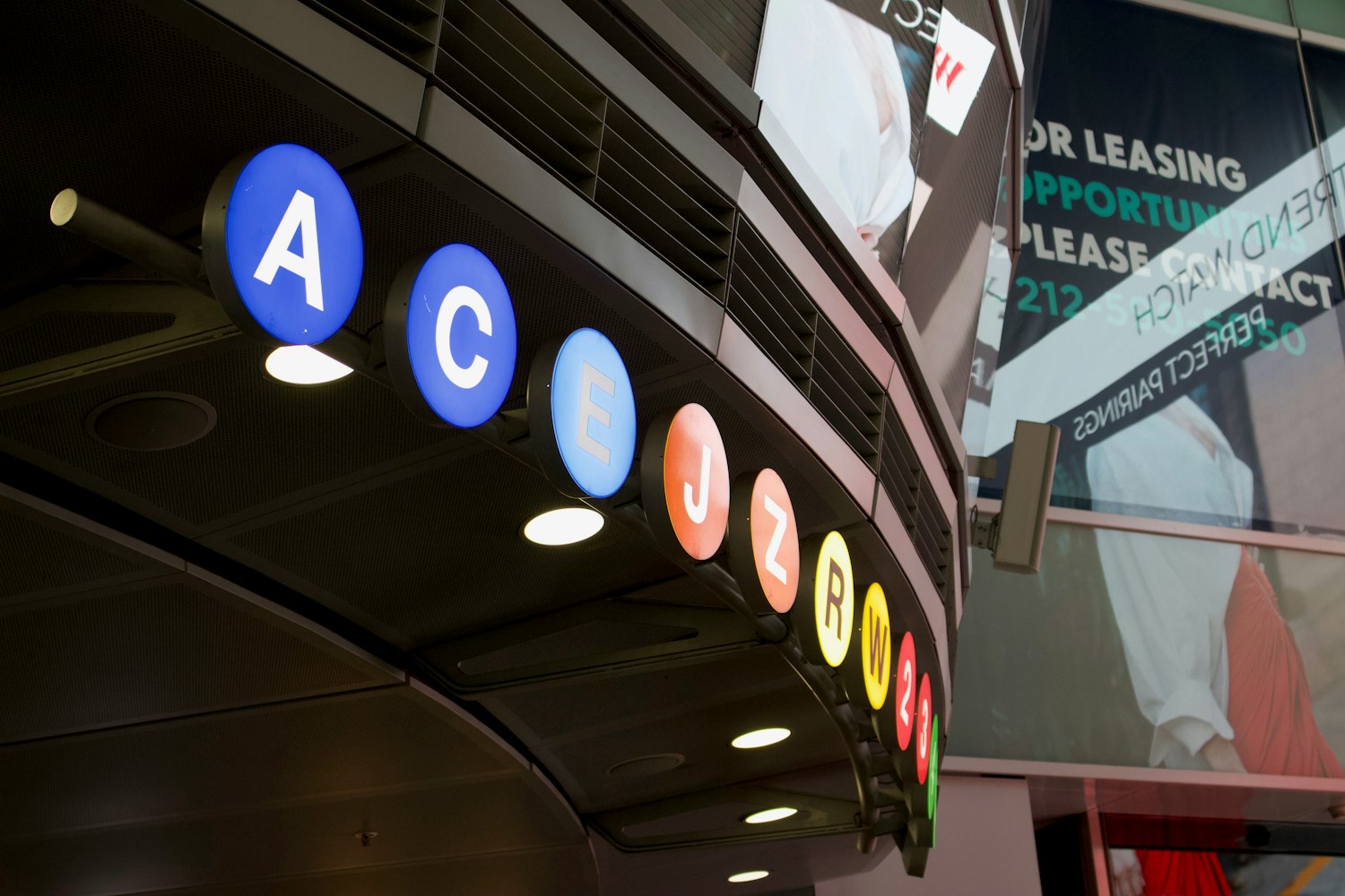 万达影视上市，企业巨头踏上新征程