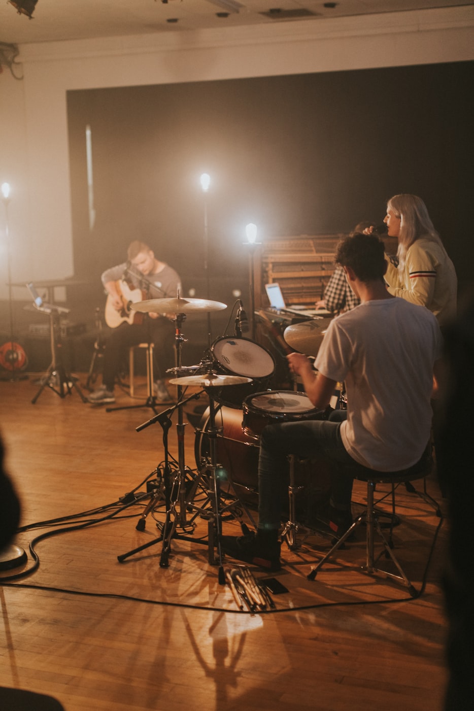 关菁，星光璀璨的表演艺术家之路