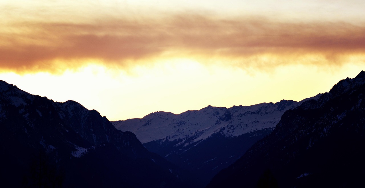 日出东方成功上市，展望未来之路