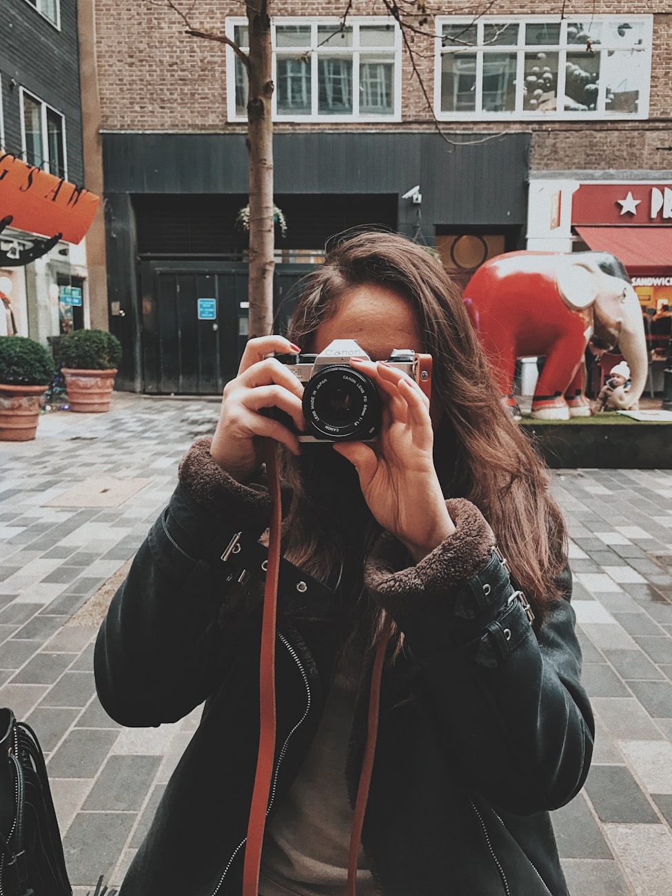 王霞演员，影视歌坛的璀璨明珠