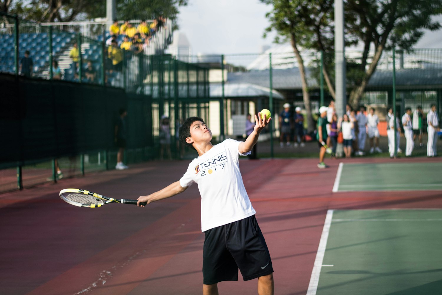 足球比赛加油鼓劲，凝聚力量共赴胜利之路！