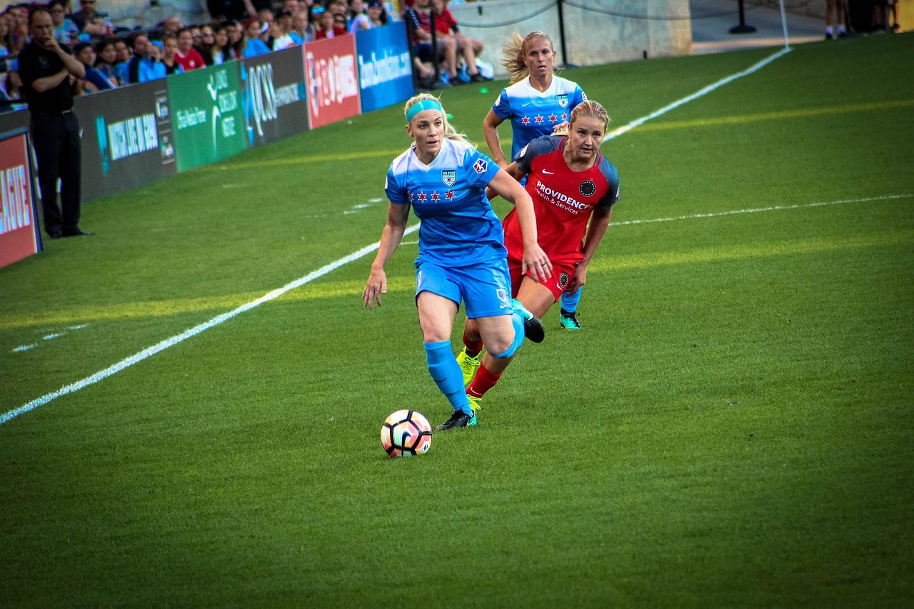 探寻全球绿茵场上的璀璨星辰，足球明星英文名全解析